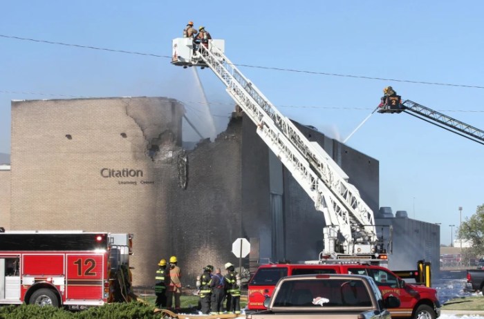 Wichita crashes kansas wqad killed rises toll Plane crash wichita ks