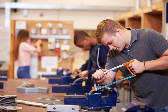 How do you become an electrician